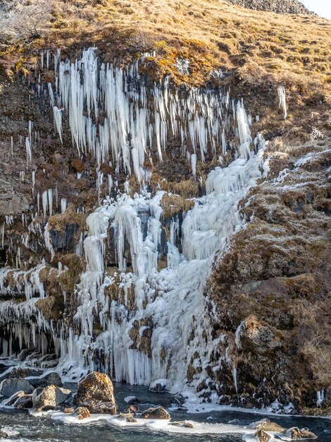 Zamarznięty śnieg na klifie górskim przy wodospadzie Gluggafoss w sezonie zimowym Islandia