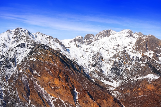 Zamarznięty zbiornik Benasque Paso Nuevo Pyrenees Hiszpania