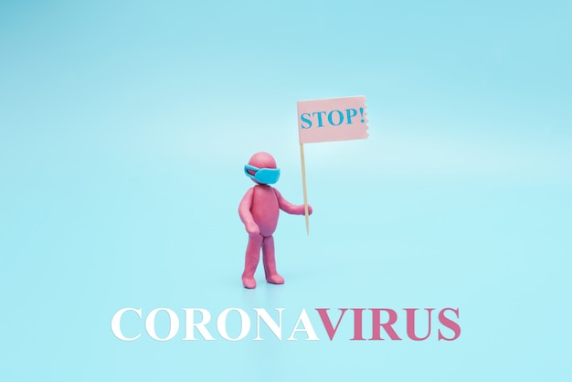 Zamaskowany plastelina broni się przed wirusem lub koronawirusem