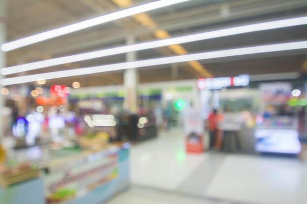 Zamazany obraz ludzi chodzących w centrum handlowym