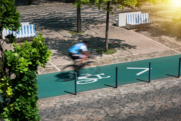 Zamazany rowerzysta w ruchu jadący na rowerze szosowym na ścieżce rowerowej Znak ścieżki rowerowej