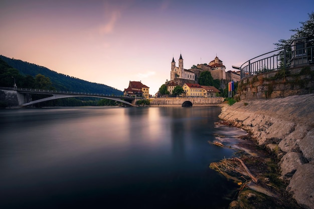 Zamek Aarburg i rzeka aare w kantonie Argowia w Szwajcarii