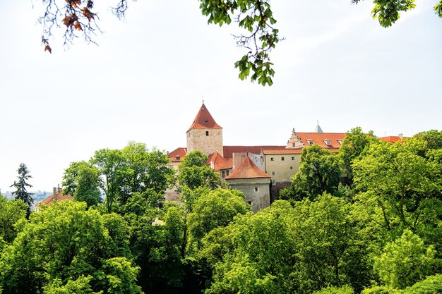 Zamek bastionowy z wieżami w Pradze, Republika Czeska, z ogrodem zielonym drzew w słoneczny letni dzień na błękitnym niebie. Podróże, wanderlust, koncepcja wakacji.