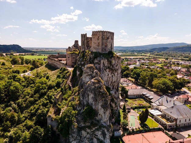 Zamek Beckov w miejscowości Beckov na Słowacji Europa Letni dzień