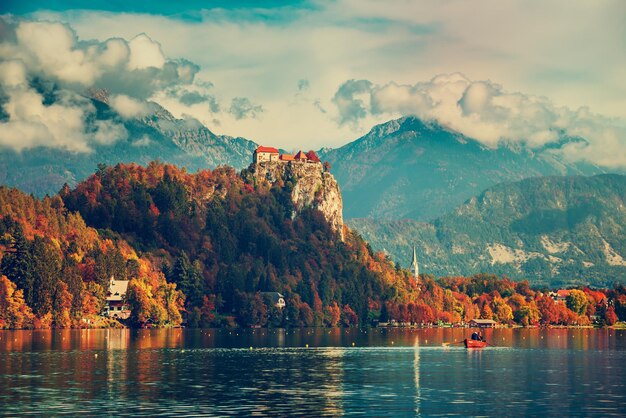 Zamek Bled zbudowany na szczycie klifu z widokiem na jezioro Bled, położony w miejscowości Bled w Słowenii.