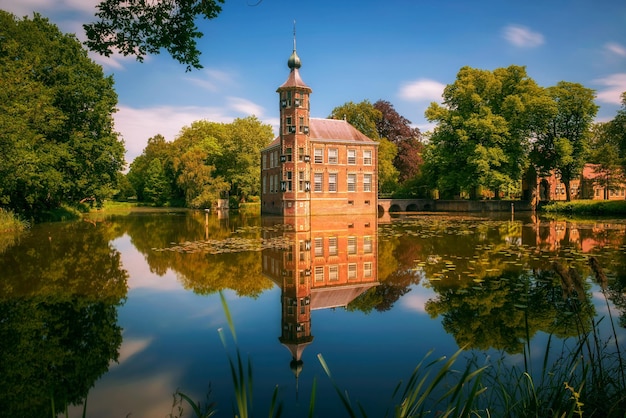Zamek Bouvigne i otaczający go park w Bredzie Holandia