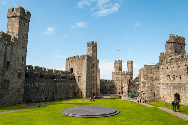 Zamek Caernarfon na tle nieba