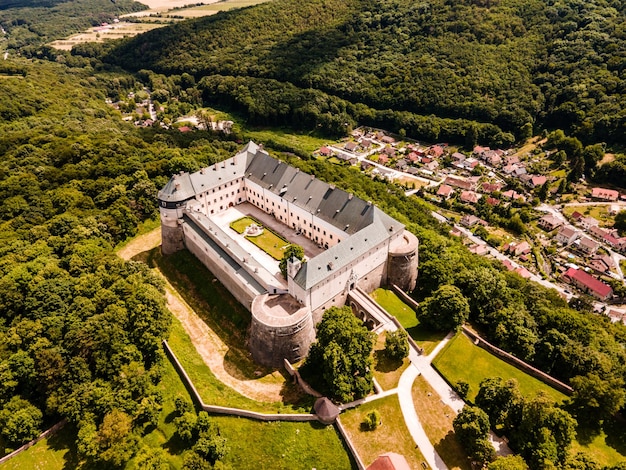 Zamek Cerveny Kamen to XIII-wieczny zamek na Słowacji Zamek z pięknym ogrodem i parkiem