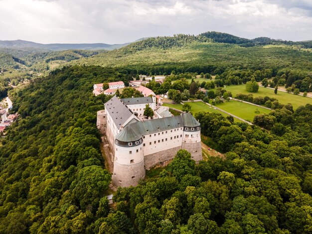 Zamek Cerveny Kamen to XIII-wieczny zamek na Słowacji Zamek z pięknym ogrodem i parkiem