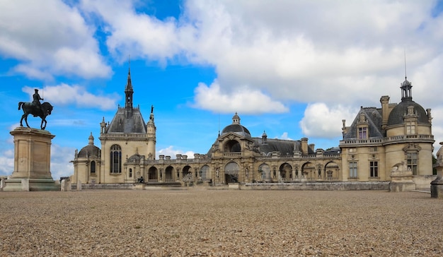 Zamek Chantilly jest zabytkiem historycznym i architektonicznym Francji