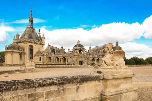 Zamek Chantilly jest zabytkiem historycznym i architektonicznym Francji