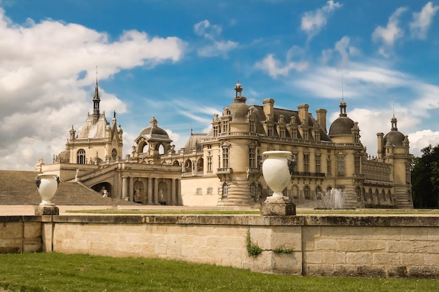 Zamek Chantilly jest zabytkiem historycznym i architektonicznym Francji