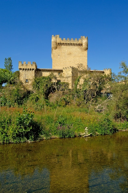 Zdjęcie zamek cuzcurrita de rio tirón, xiv w., la rioja, hiszpania