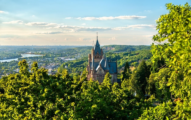 Zamek drachenburg w koenigswinter nad rzeką renem w niemczech nadrenia północna westfalia