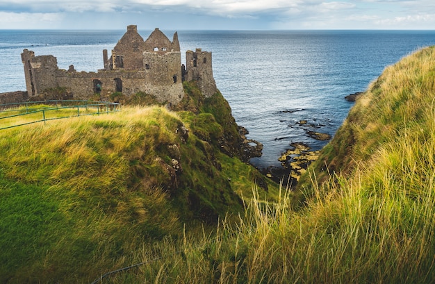 Zamek Dunluce na klifie. Irlandzka linia brzegowa.