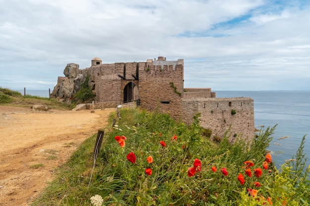 Zamek Fort-la-Latte nad morzem na przylądku FrÃƒÂ©hel iw pobliżu Saint-Malo, półwysep Plevenon, francuska Bretania. Francja