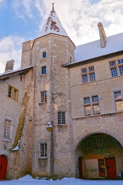 Zamek Gruyeres w Szwajcarii zbudowany zgodnie z typowym kwadratowym planem fortyfikacji. Jest to znana miejscowość turystyczna znana również z sera