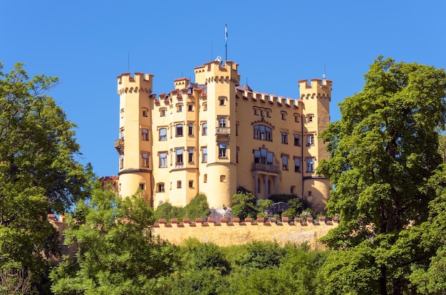 Zamek Hohenschwangau w Bawarii Niemcy Schloss Hohenschwangau jest symbolem niemieckich Alp