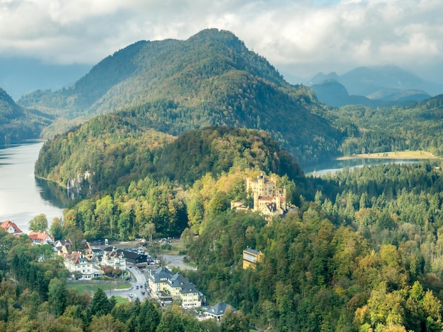 Zamek Hohenschwangau z jeziorem Alpsee