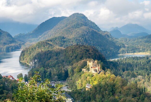 Zamek Hohenschwangau z jeziorem Alpsee