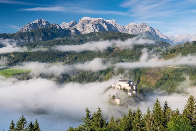 Zamek Hohenwerfen w Austrii Mglisty poranek w okresie jesiennym