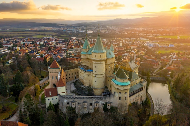 Zamek i miasto Bojnice na Słowacji z lotu ptaka o wschodzie słońca.