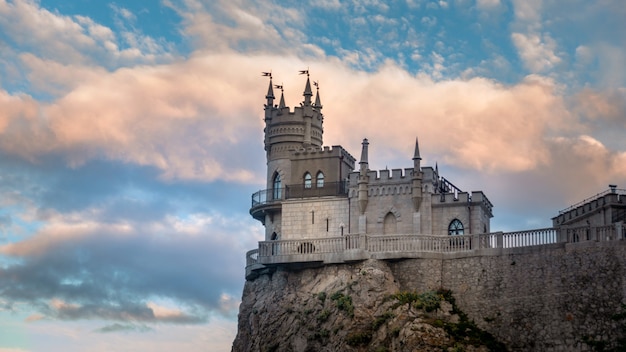 Zdjęcie zamek jaskółcze gniazdo na klifie nad zbliżeniem morza czarnego, krym, jałta. jedna z najpopularniejszych atrakcji turystycznych krymu.