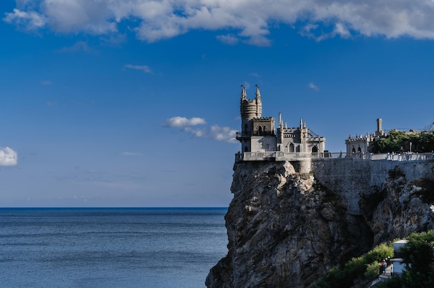 Zamek Jaskółki Gniazdo na Krymie na skale w słoneczny letni dzień