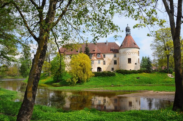 Zamek Jaunpils to zamek obronny na Łotwie zemgale
