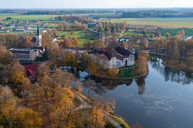 Zamek Jaunpils został zbudowany w 1301 roku jako twierdza zakonu inflanckiego Łotwa widok z lotu ptaka