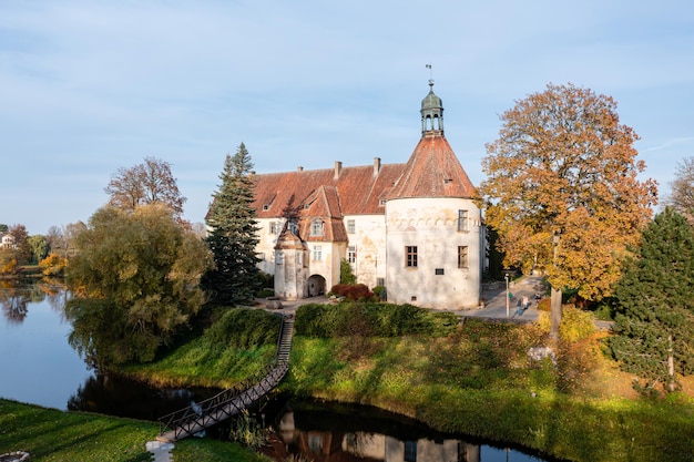 Zamek Jaunpils został zbudowany w 1301 roku jako twierdza zakonu inflanckiego Łotwa widok z lotu ptaka