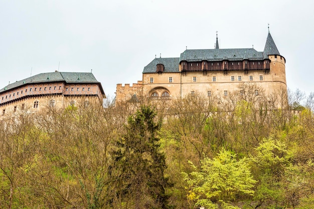 Zamek Karlstejn stoi na górze