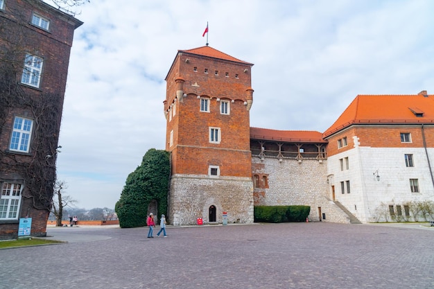 Zamek Królewski na Wawelu i zielony ogród wewnątrz Krakowa Polska