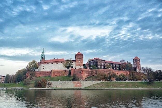 Zamek Królewski na Wawelu w Krakowie nocą Polska