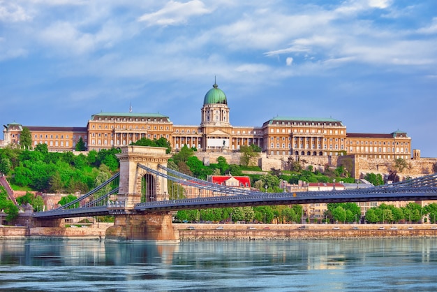 Zamek Królewski w Budapeszcie i Most Łańcuchowy Szechenyi w ciągu dnia od Dunaju, Węgry.