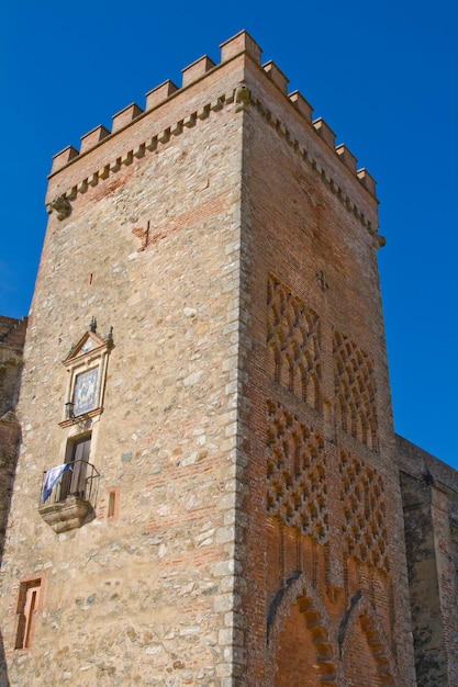 Zamek, który wznosi miasto Aracena, umieszczony w paśmie górskim o tej samej nazwie.