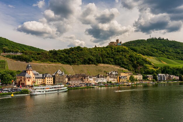 Zdjęcie zamek landshut znajduje się nad starym miastem bernkastel-kues w niemczech