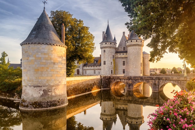 Zamek lub zamek SullysurLoire o zachodzie słońca we Francji