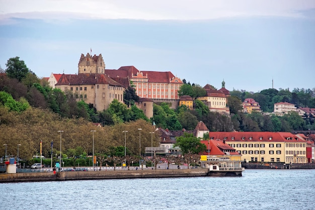 Zamek Meersburg i stare miasto nad Jeziorem Bodeńskim w Badenii-Wirtembergii w Niemczech.