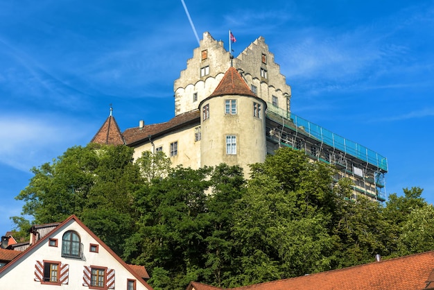 Zamek Meersburg na tle błękitnego nieba Niemcy
