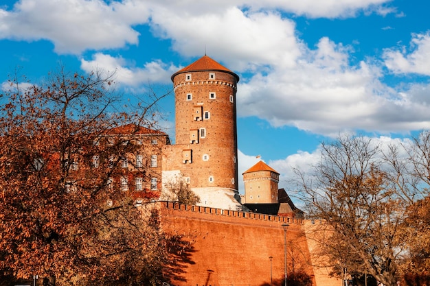 Zdjęcie zamek na wawelu słynny punkt orientacyjny w krakowie polska malowniczy krajobraz na wybrzeżu rzeki wisły historyczne centrum miasta ze starożytną architekturą