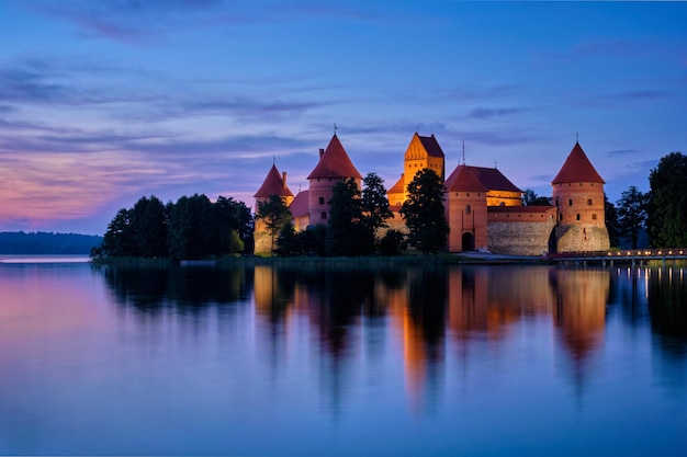 Zamek na wyspie Trakai w jeziorze Galve na Litwie
