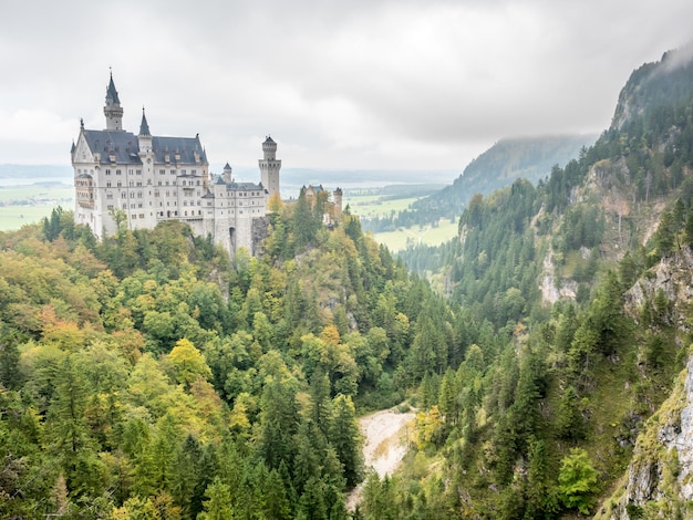 Zamek Neuschwanstein pod zachmurzonym niebem