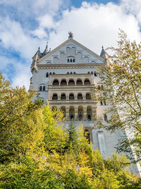 Zamek Neuschwanstein w Niemczech widok z tyłu