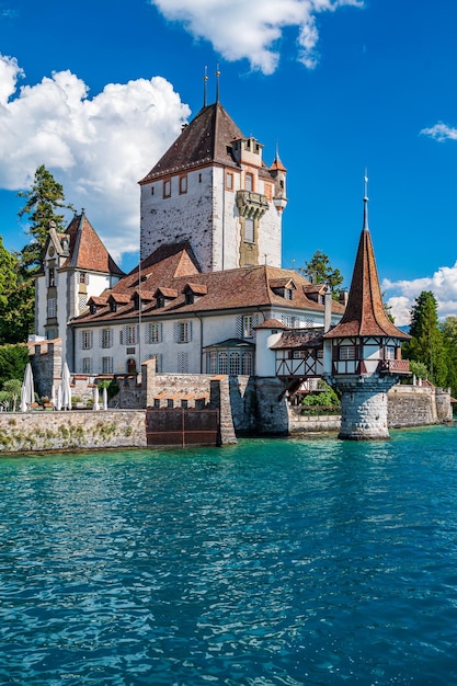 Zamek Oberhofen nad jeziorem Thunersee