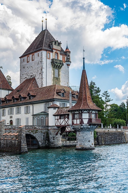 Zamek Oberhofen nad jeziorem Thunersee