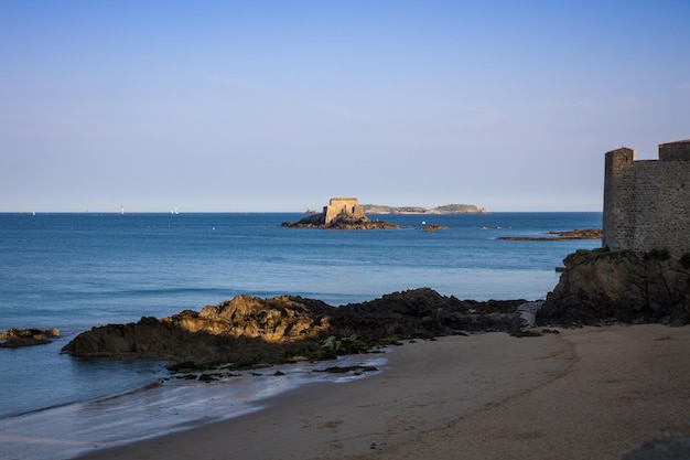 Zamek obronny Fort du Petit Be plaża i morze Miasto SaintMalo Bretania Francja