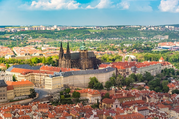 Zamek Praski w środku miasta z pięknym niebem, Praga