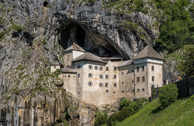 Zamek Predjama wbudowany w jaskinię w Słowenii