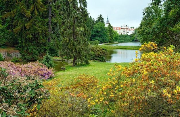 Zamek Pruhonice (Praga, Czechy) letni widok na park z jeziorami i kwitnącymi krzewami
